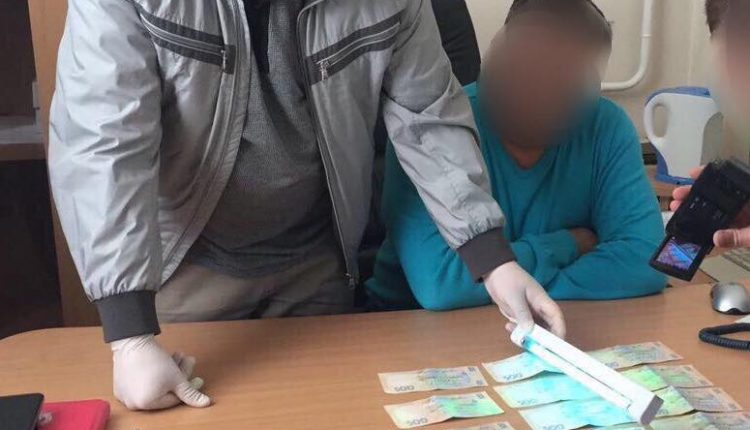 В Киеве руководитель госпредприятия попался на взятке в 10 тысяч
