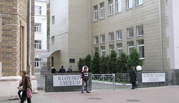 В центре Киева из-за митинга сделали выходной в лицее детей президента