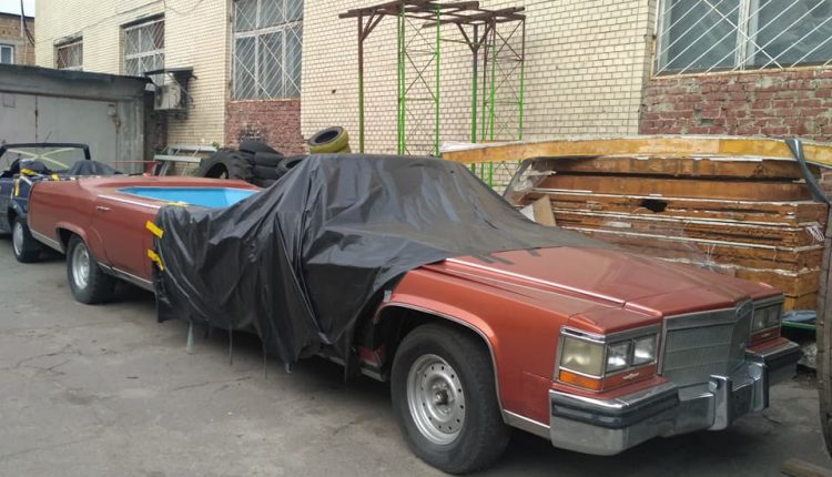 В Киеве был замечен лимузин Cadillac с бассейном