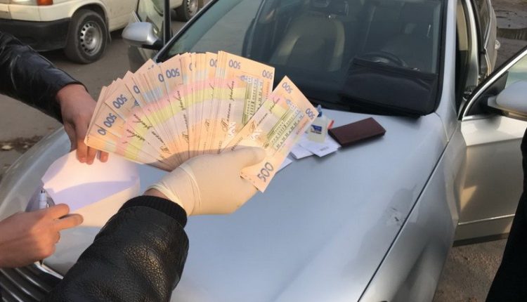 СБУ задержала госисполнителя, вымогавшего 80 тысяч