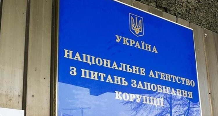 Доходы сотрудников НАПК увеличились в три раза