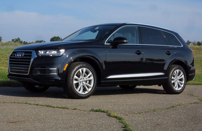 Оперативник Нацполиции ездит на элитной Audi Q7, записанной на отца