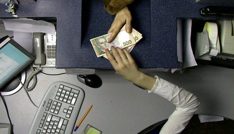 Кассир госбанка увела со счетов клиентов 126 тысяч