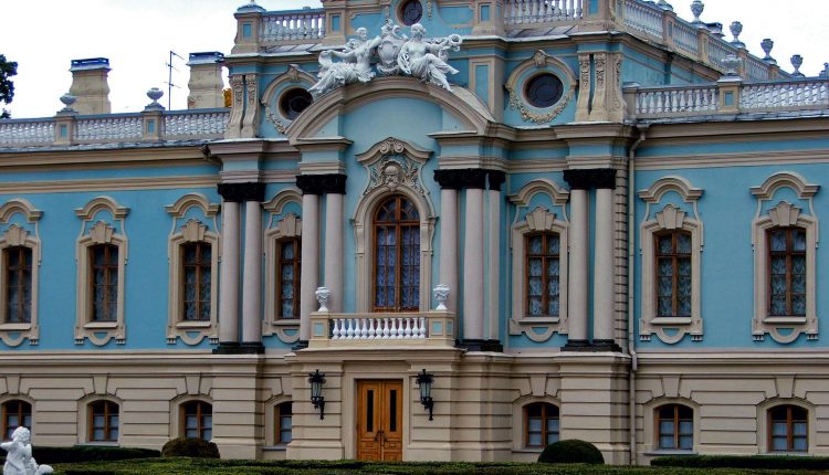 Для Мариинского дворца за миллион закупят трибуны и комоды
