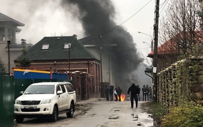 Под домом экс-министра на Печерске жгли шины