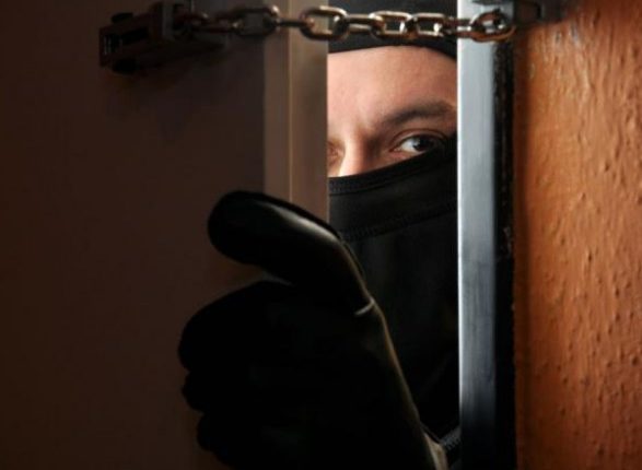 Домушники вынесли из квартиры судьи валюту и золото