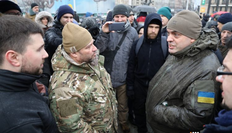 На Майдане произошла стычка «Азова» с советником Порошенко