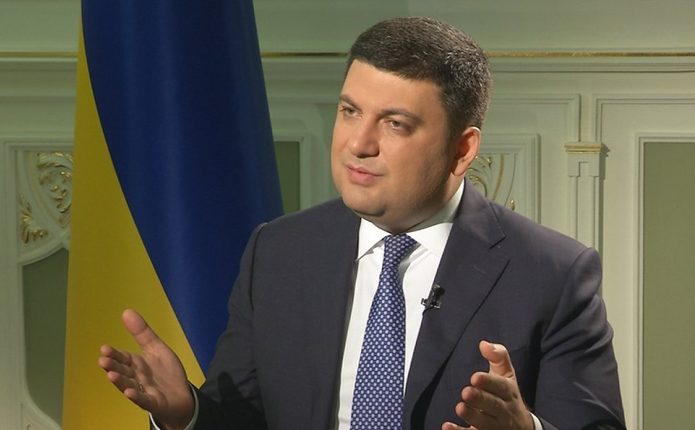 Гройсман уверяет, что не хочет становиться в позицию Порошенко
