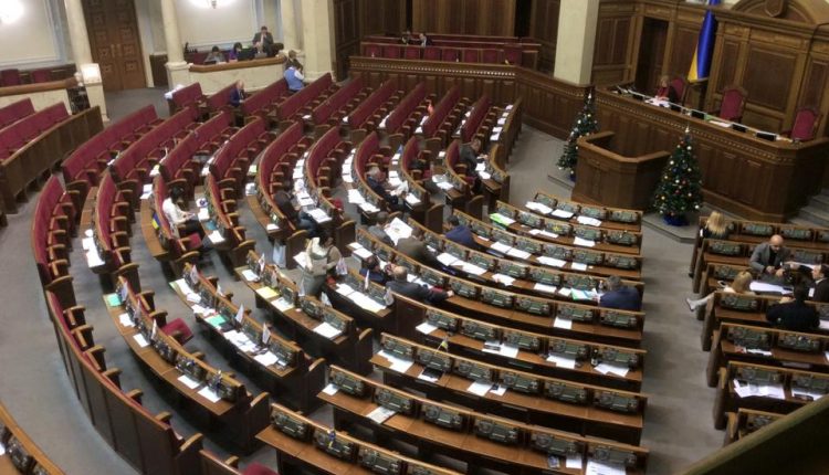 Нардепы «наработались» и опустошили Раду