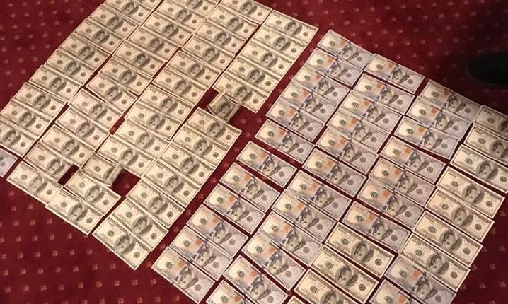 Сотрудников фискальной службы задержали при получении взятки в $ 20 тысяч