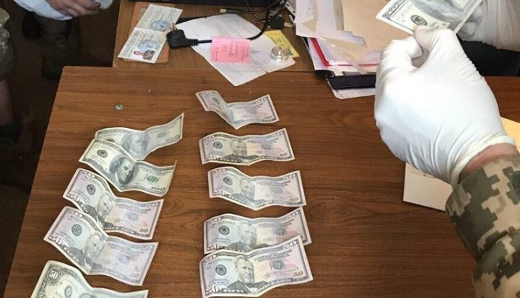 Сотрудник военкомата «погорел» на взятке в $700