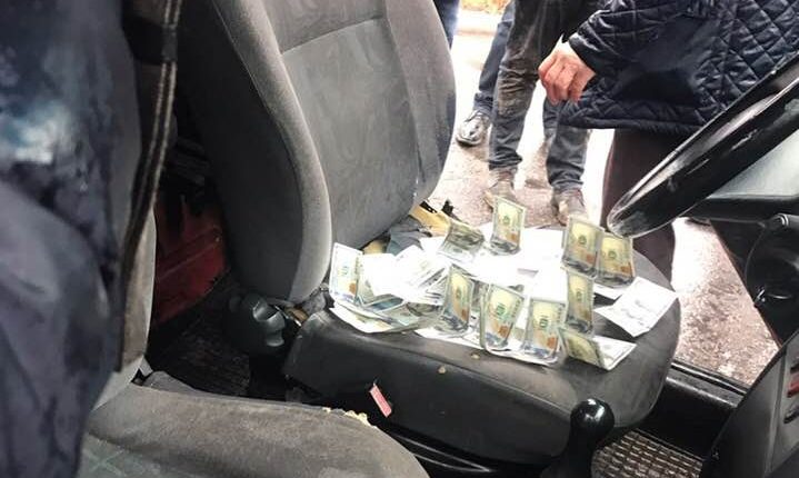 Государственного исполнителя задержали при получении взятки в $2 тысячи