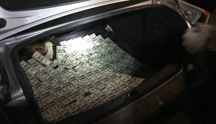 Адвоката задержали при получении $15 тысяч взятки