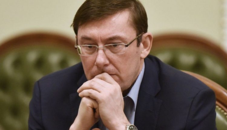 Блогер написал о липовых правах Луценко, полученных на день рождения