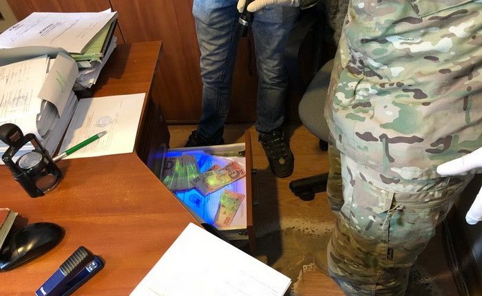 СБУ задержала двух работников «Укрзализныци» при получении взятки