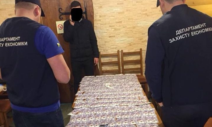 Пару вымогателей задержали при получении $25 тысяч от застройщика