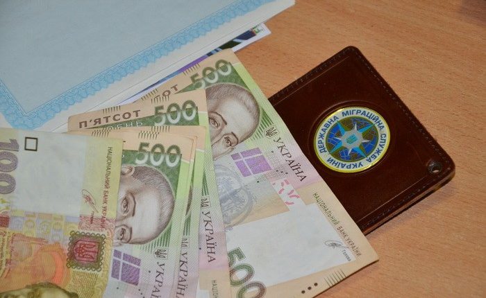 Чиновницу миграционной службы задержали на взятке в 10 тысяч
