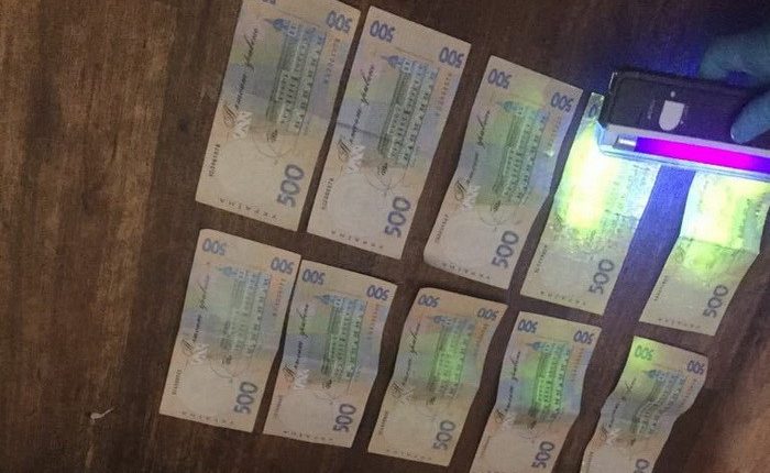 Госисполнителя задержали на взятке в 35 тысяч