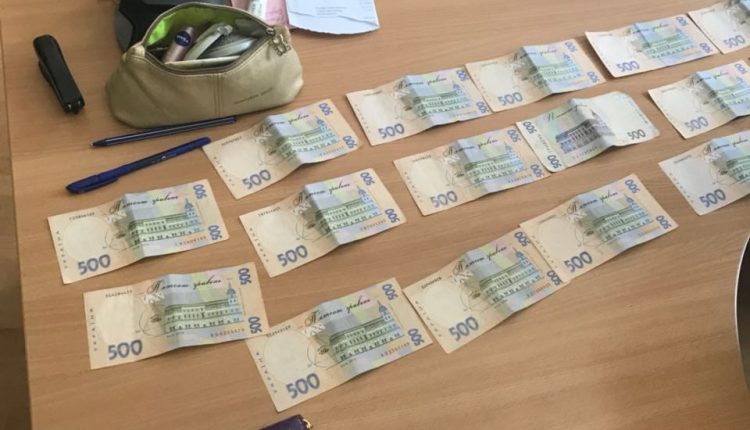 На Киевщине на взятке в 10 тысяч «погорела» госрегистратор