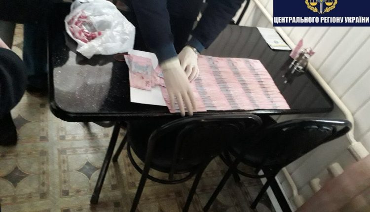 Директора учебного заведения задержали при получении взятки в 20 тысяч