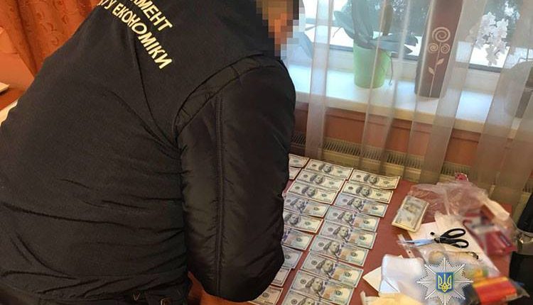 Руководителя Фонда госимущества задержали при получении взятки в $2500