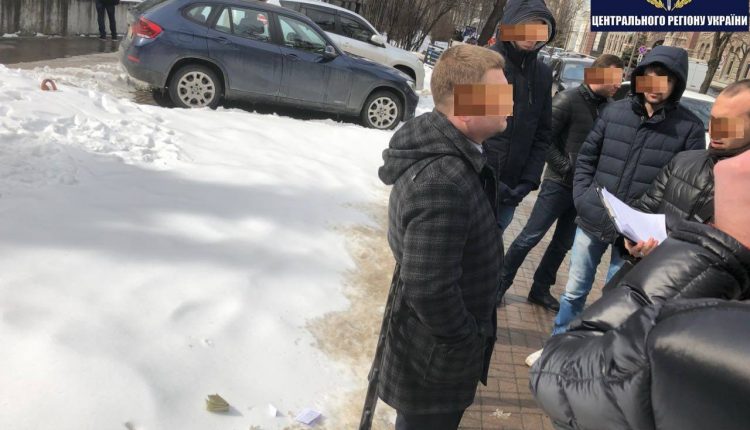 «Тыловик» из Минобороны попался в Киеве на взятке в 1000 долларов