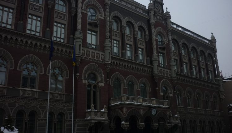 В Нацбанке покажут монеты, которыми заменят бумажные гривны