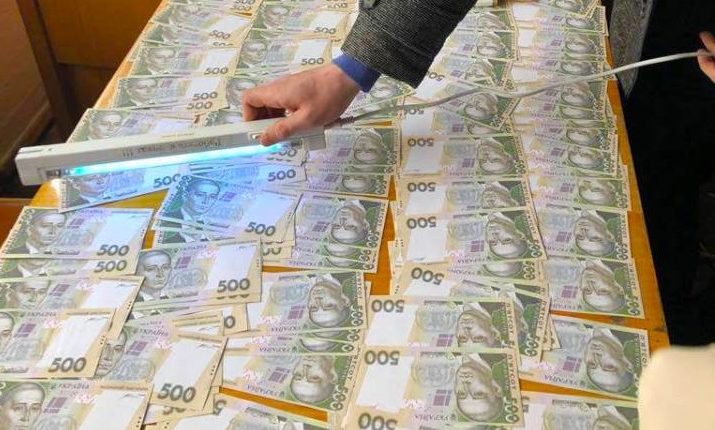 Сельский голова попался на взятке в 100 тысяч гривен
