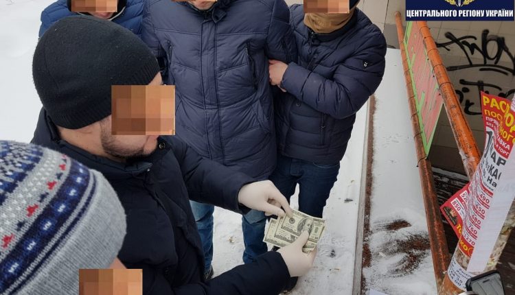 В аэропорту «Борисполь» за взятки задержаны двое таможенников