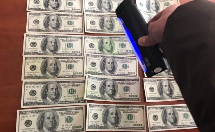 Начальника таможенного поста задержали за вымогательство $2100