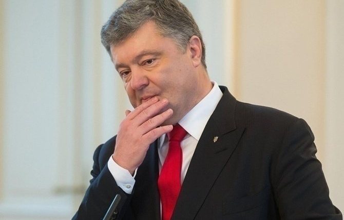Появилось новое видео падения знаменосца Порошенко, которое считают «плохим знаком»