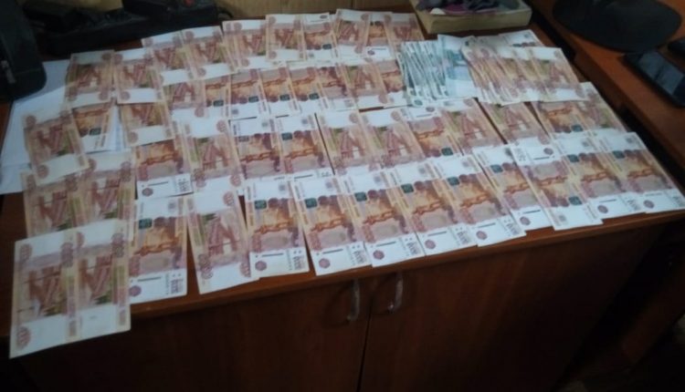 Пограничники предупредили вывоз полумиллиона российских рублей в Крым