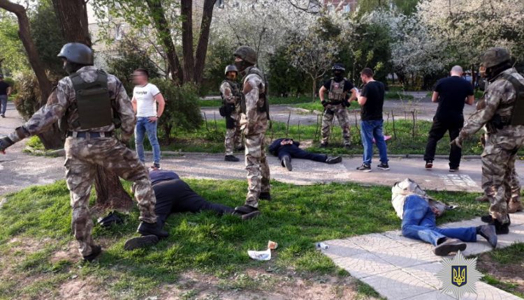 Правоохранители задержали банду, угрозами вымогавшую у мужчины $20 тысяч