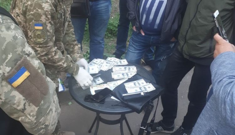 За вымогательство $10 тысяч задержаны адвокат и следователь