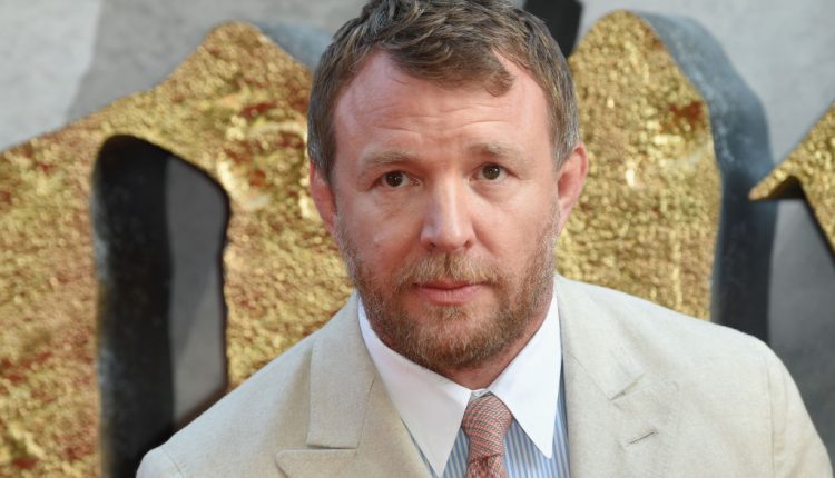 Британский режиссер Гай Ричи с женой разгуливал по Бессарабскому рынку