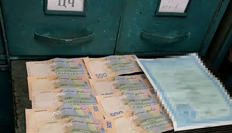 Чиновника ГМС задержали при получении взятки в 10 тысяч