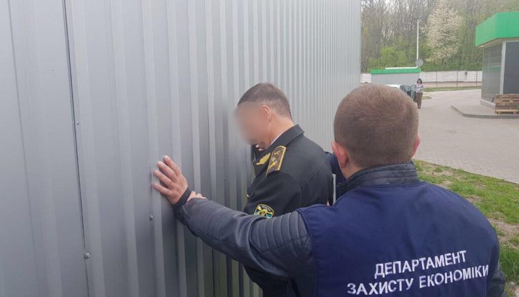 Директора «Киевлесозащиты» задержали при получении взятки в размере 15 тысяч