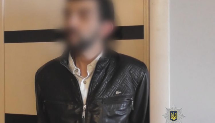 В Киеве задержали иностранцев, грабивших приезжих с помощью девушки-приманки