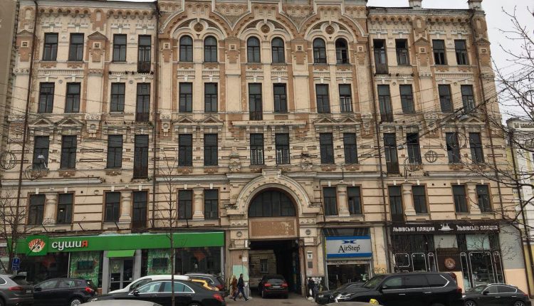 В Киеве руководитель аппарата райсуда и экс-прокурор незаконно отчуждали недвижимость