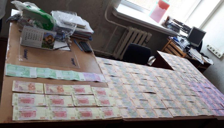 В Киеве чиновник и врач «продавали» группу инвалидности за $2,5 тысячи