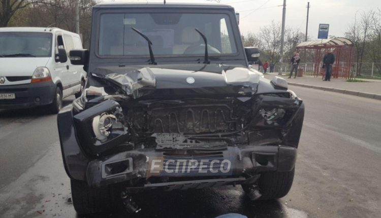 В Киеве угнали и разбили Mercedes G-Class Медведчука