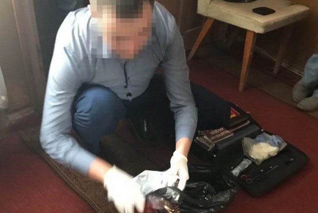 Чиновника исполнительной службы задержали на взятке в 200 тысяч