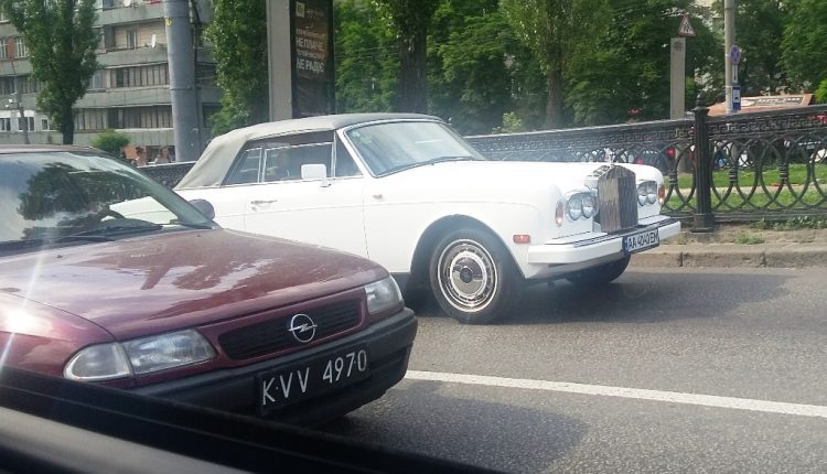 В Киеве засняли раритетный кабриолет Rolls-Royce