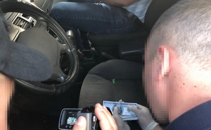СБУ задержала майора полиции, вымогавшего $4 тысячи