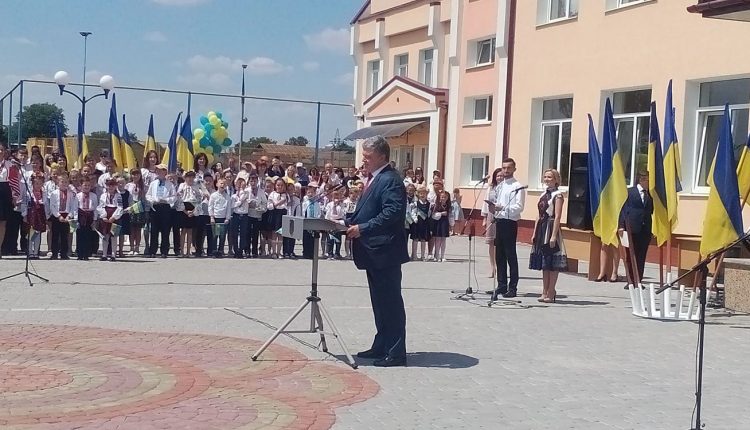 Школьник потерял сознание во время последнего звонка с Порошенко