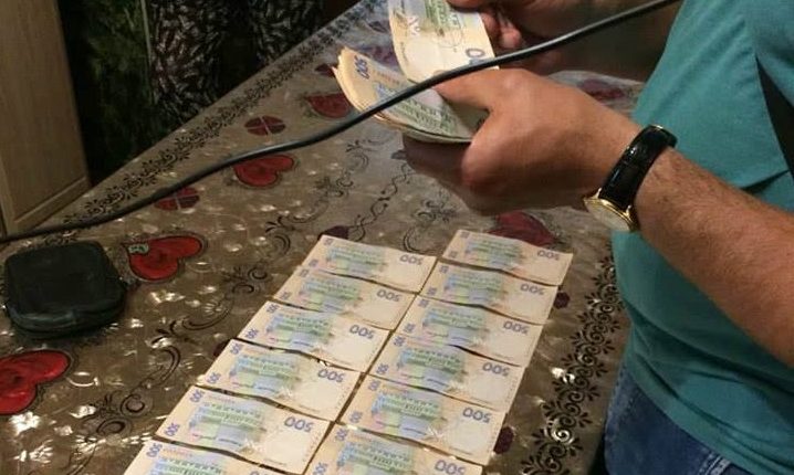 Председателя райсовета задержали за вымогательство 100 тысяч