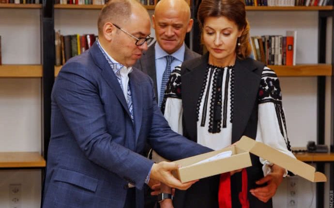 Жена Порошенко вышивала рушник с Трухановым