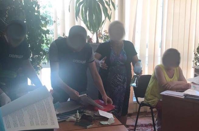 Двух чиновников от медицины поймали на взятке в $3 тысячи