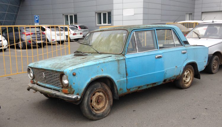 В Киеве объявили «охоту» на старые брошенные авто