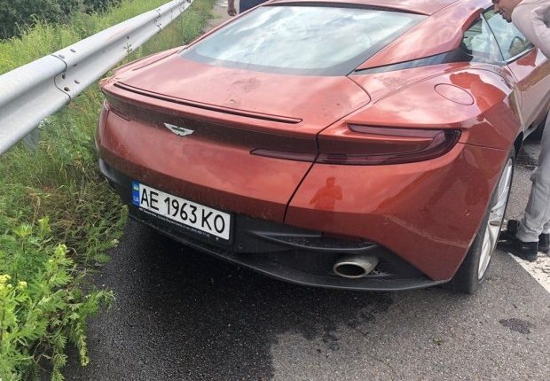 Стал известен настоящий владелец брошенного на трассе Aston Martin